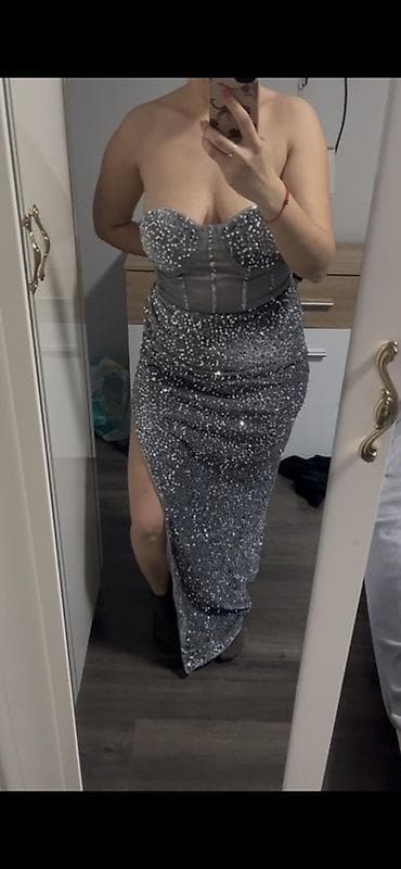 Svečana večernja haljina sivoj/metaliksivoj boji sa sjajnim štras