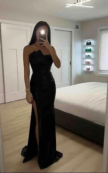 Elegantna ženska duga haljina bez bretela, izrađena od sjajnog — 1