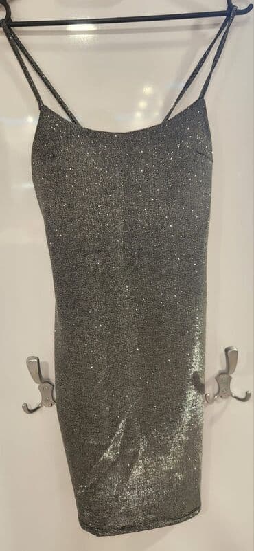 Srebrna mini haljina sa šljokičastim efektom - Model: uska silueta