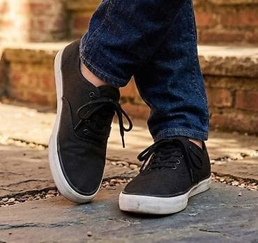 Crne platnene patike sa pertlama - Klasičan niskoprofilni dizajn - na lalafo.rs Crne platnene patike sa pertlama - Klasičan niskoprofilni dizajn -