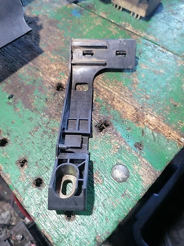 Držač/bracket za BMW E39 – nosač branik/far/plastični konektor -