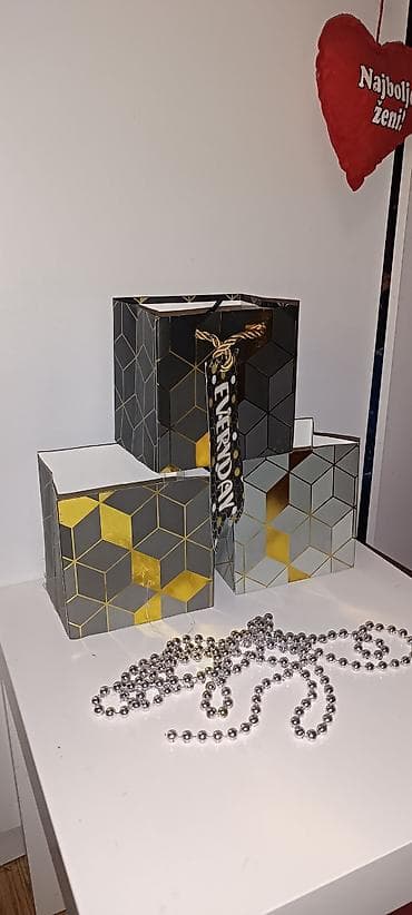 Figures: Set od 3 dekorativne poklon-kutije - Dimenzije svake kutije: dužina — 5