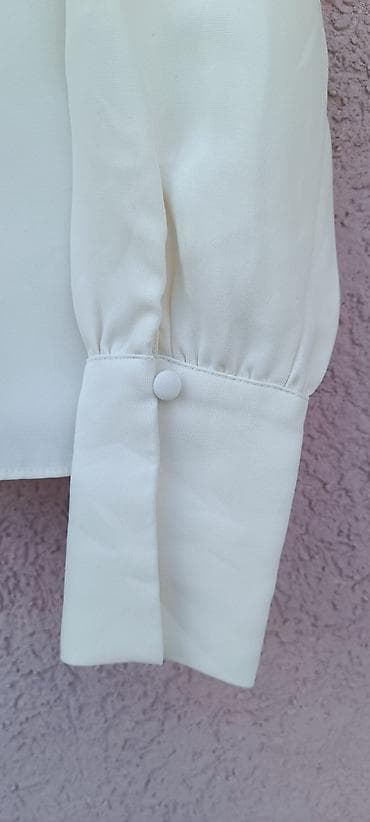 skafanderi ya decu: Elegantna bela bluza sa V izrezom - Boja: bela - Kroj: ravna silueta — 2