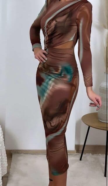 Elegantna midi haljina s dugim rukavima i asimetričnim dizajnom. Model na lalafo.rs Elegantna midi haljina s dugim rukavima i asimetričnim dizajnom. Model