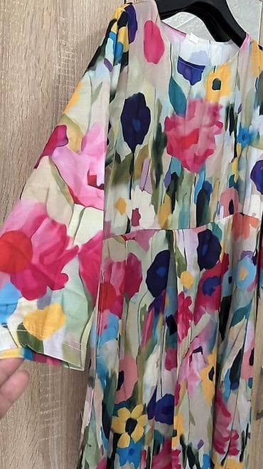 plavi sat: Haljina sa cvetnim akvarel printom - Model: midi haljina A-kroja sa — 1