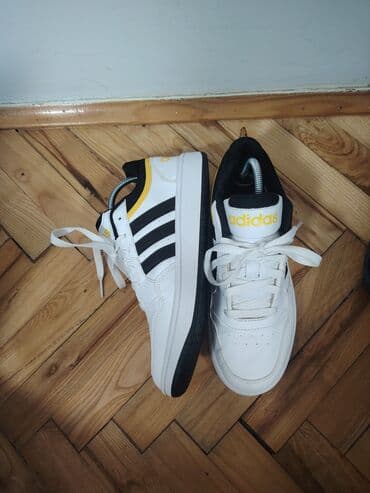 slauf za bebe od 6 meseci: Adidas patike – nizak model, bele sa crnim detaljima i žutim — 3