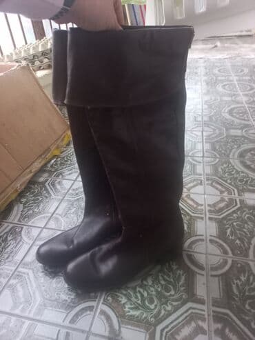 High boots, 39