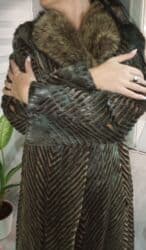 prsluci sa krznom: Dugački ženski kaput od krzna, elegantnog kroja sa naglašenim šarama u — 3