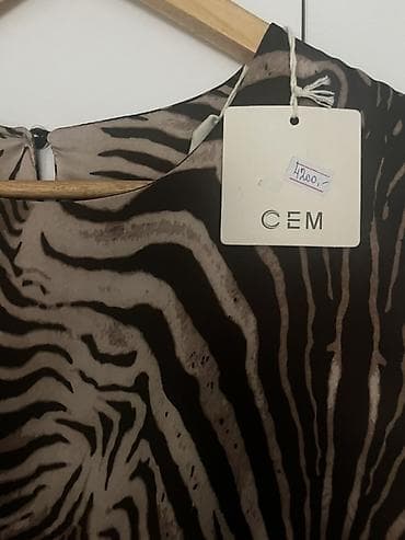 halji e: Ženska haljina CEM – animal print - Model: ravna, komotna silueta — 2