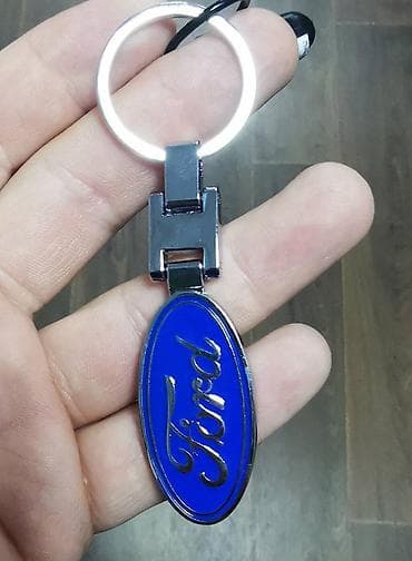 ljubav i novac: Privezak za kljuceve automobila,metalni. Novo,nekorisceno. Kontakt — 8