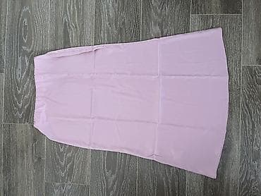 Satenska suknja u svetloružičastoj boji. Kroj je blago