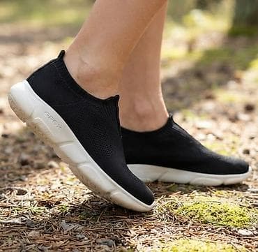 lasocki obuća: Crne lagane slip-on patike sa belim đonom, praktične za svakodnevno — 1