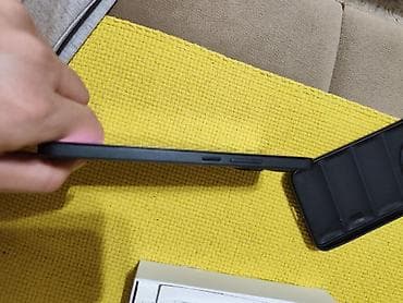 nokia polovni telefoni: Telefon – crna boja, ravan okvir, tasteri za jačinu zvuka i napajanje — 3