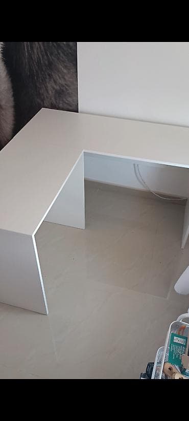 -Radni stolovi po meri se  mogu izraditi od materijala kao sto su