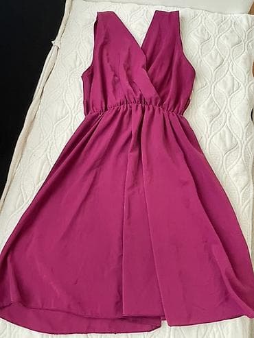 Elegantna haljina bez rukava u boji fuksije. Model sa preklopljenim V