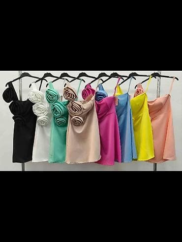 Haljine: Elegantna kratka haljina na jedno rame sa 3D cvetnim aplikacijama — 3