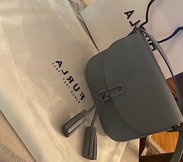 torba dimenzije x: Furla. Avio boja. Slikana je na više vrsta osvetljenja. Uz torbu se — 3