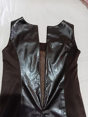 Haljine: Braon haljina bez rukava sa panelima od eko-kože - Model: uska — 2