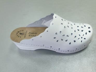 crocs zenske klompe: Kozne klompe 
Bele 39,41
Crvene 36,41
Cena 3300 din — 1