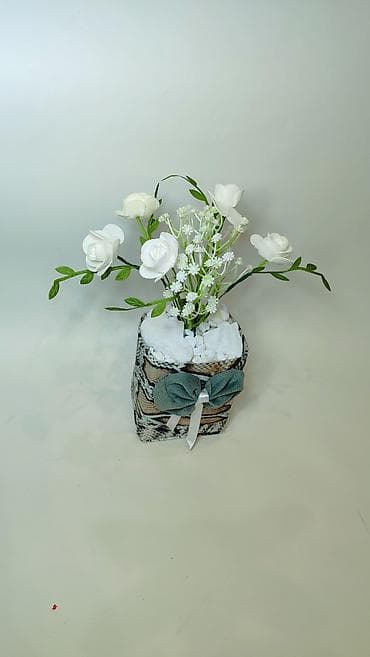 Kućni dekor: Dekorativna aranžmanska saksija sa veštačkim belim ružama - Elegantna — 7