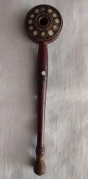 Muštikla starinska drvena sa sedefom i metalom duž. 15 cm.očuvana na lalafo.rs Muštikla starinska drvena sa sedefom i metalom duž. 15 cm.očuvana