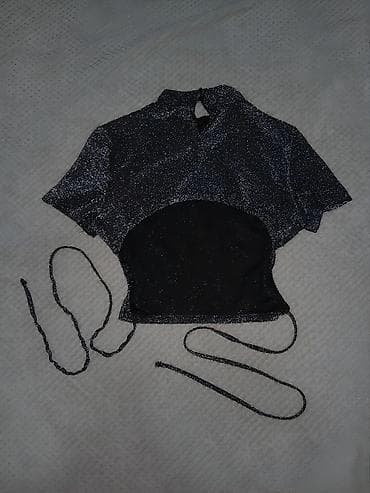 boje za majice: **Crni svetlucavi crop top sa otvorenim leđima** Efektan ženski crop — 2