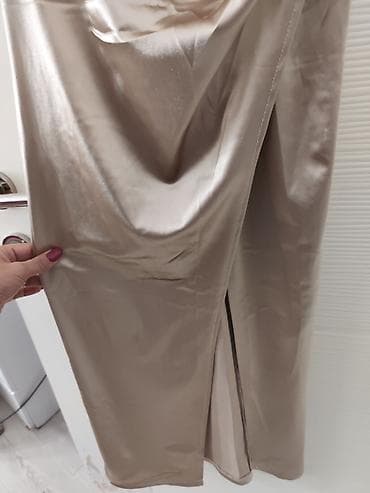 tupe za muskarce: Svečana haljina od satenskog materijala u šampanj/bež nijansi. NOVO - — 2