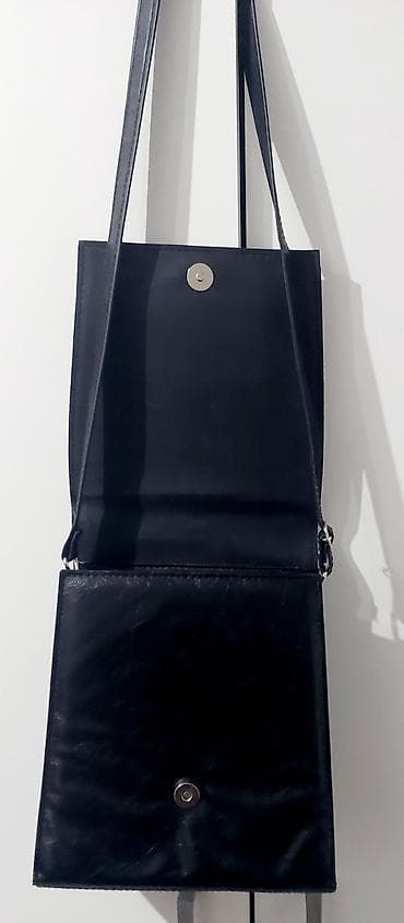 mona kozni novcanici muski: Crna unisex torba preko ramena (messenger stil) - Materijal: veštačka — 3