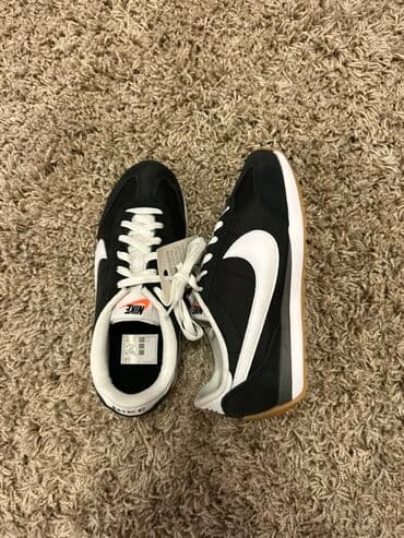 sintisajzer sa mikrofonom za decu: Nike sportske patike – crno‑bele - Model sa retro siluetom i velikim — 2