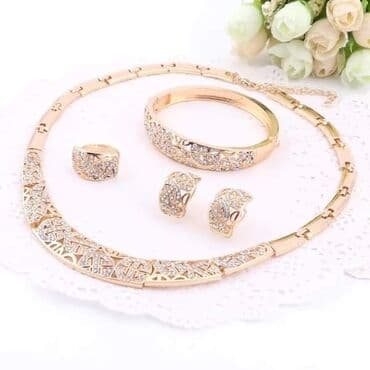 srebrni komplet nakita: Komplet pozlata 24K sa kutijom
Cena:2700din — 5