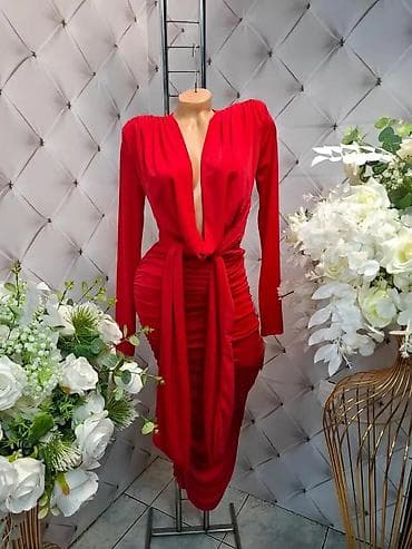 Elegantna crvena haljina sa dugim rukavima i dubokim V izrezom. Model
