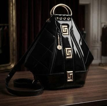 Elegantna crna torba sa zlatnim detaljima - Materijal: visokosjajna