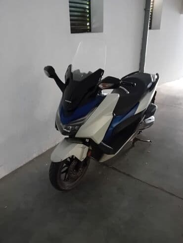 set za poliranje farova lidl: Moderan skuter Honda Forza u beloj i plavoj boji, opremljen — 2