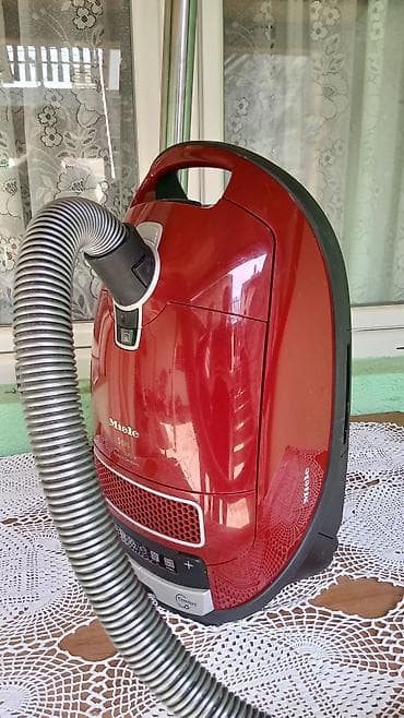 panasonik tv: Miele S8310 usisivač sa kesom – 300–2200 W, Made in Germany. Crvena — 3