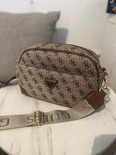 Upaljači i prateća oprema: GUESS crossbody torba – monogram bež/braon - Model: ovalna/camera bag — 3