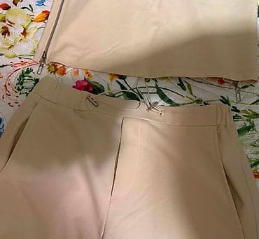 moderni zenski kompleti: Potpuno ocuvan komplet pantalone i top majica, kao nov. Pantalone su — 10