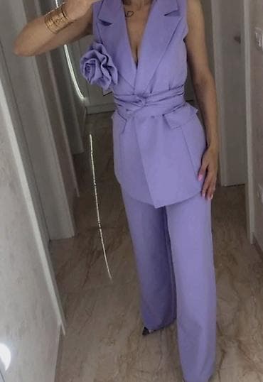 Komplet elegantan– prsluk i pantalone s cvetnim detaljem na ramenu. -