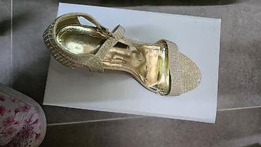 bershka zenske torbe: Elegantne ženske sandale na štiklu – zlatne - Model: otvoreni prsti — 1