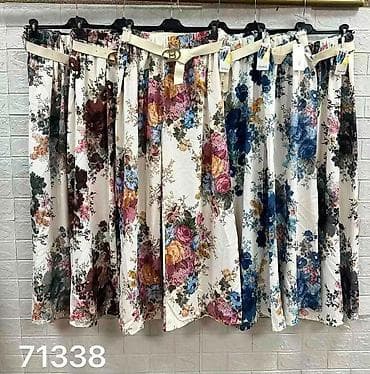 široke pantalone sa visokim strukom: Široke pantalone za punije dame sa floralnim printom. - Model: široke — 2