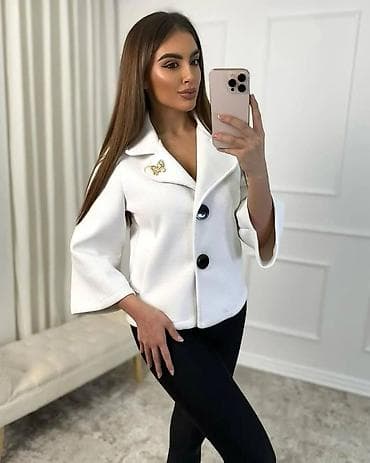 lila pantalone: Ženski kratki kaput/blejzer sa dva velika dugmeta i ukrasnom brošem — 8