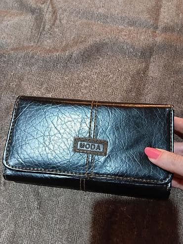 Ženski novčanik MODA – crni, sa dekorativnim kontrasnim šavovima i