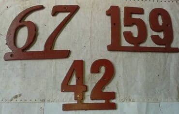 deciji set sto i stolica: Metalni kućni brojevi sa slike,-zalihe- za informacije zvati,šaljem — 2