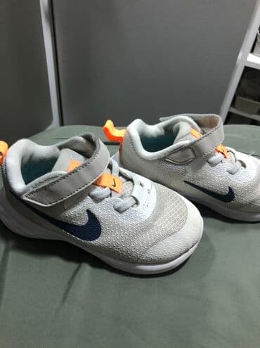 nike tech fleece sorc: Dečije patike Nike – bele sa tamnoplavim Swoosh logoom i narandžastim — 2