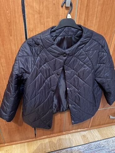 College jackets: Quiltovana ženska jakna bez kragne - Boja: crna - Kroj: ravniji — 2