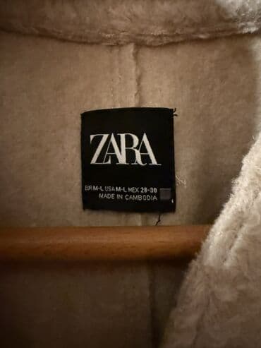 zara kamel kaput: ZARA ženska jakna u bež/boja peska nijansi. Model u stilu — 2