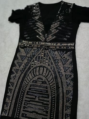 Elegantna crna mini haljina sa bogatim ukrasnim kamenčićima i metalik