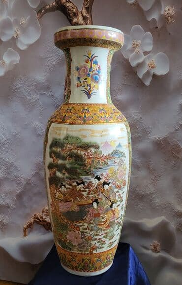 Ostali antikviteti: Velika vaza porcelanska,rucno reljefno oslikana 1950g+. Velika — 1