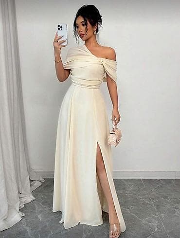 Elegantna duga haljina u svetloj, krem nijansi. Asimetričan kroj sa