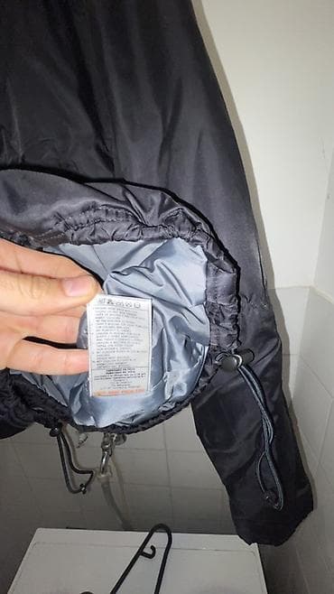 majice l: Crna Nike sportska jakna sa visokim kragnom i punjenjem za hladnije — 5