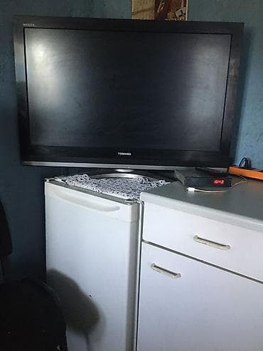 Smart tv Toshiba ogromnih dimenzija sa postoljem prodaje se zbog